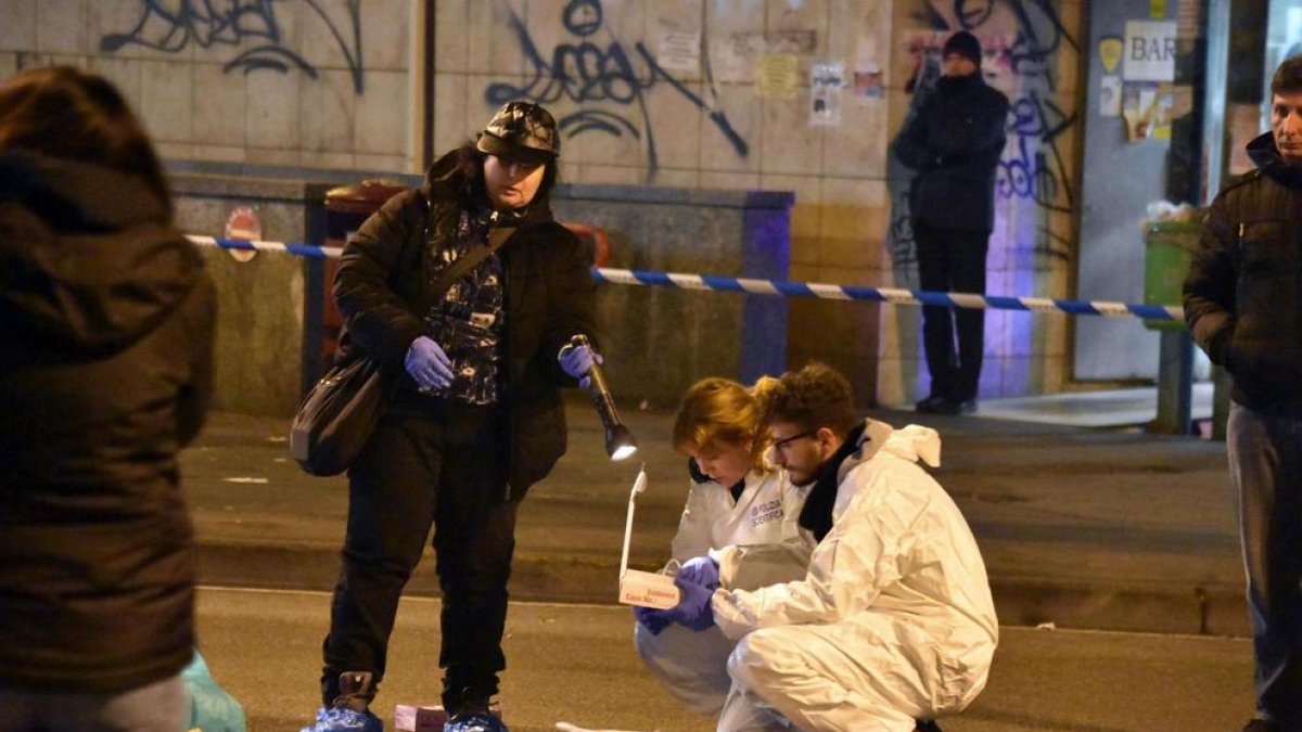La Policía científica italiana inspecciona el lugar del tiroteo con el presunto terrorista.