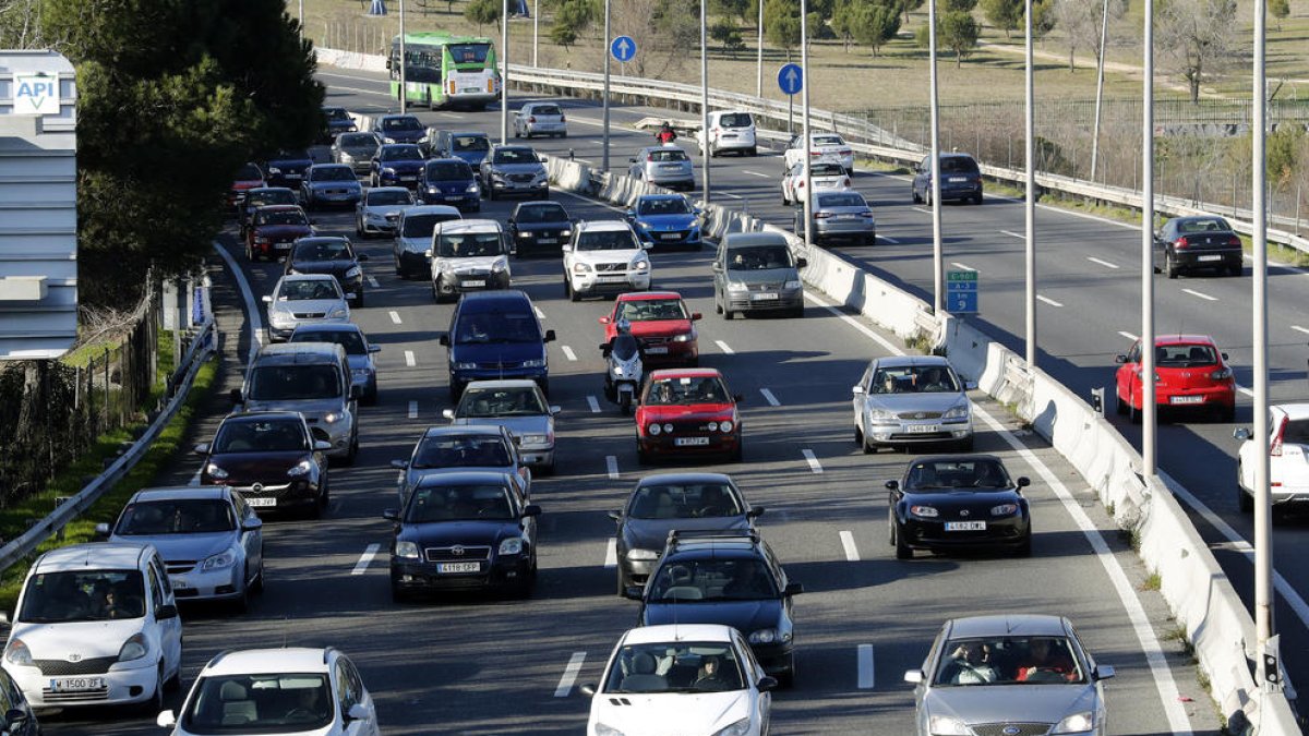 Vista de vehicles ahir a l’N-II sortint de Madrid.