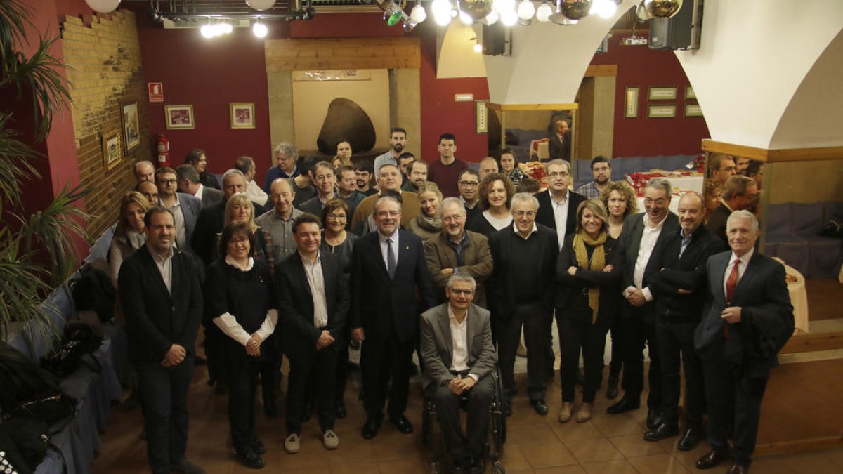 Foto de família del tradicional dinar de Nadal de la Diputació amb els mitjans de comunicació.