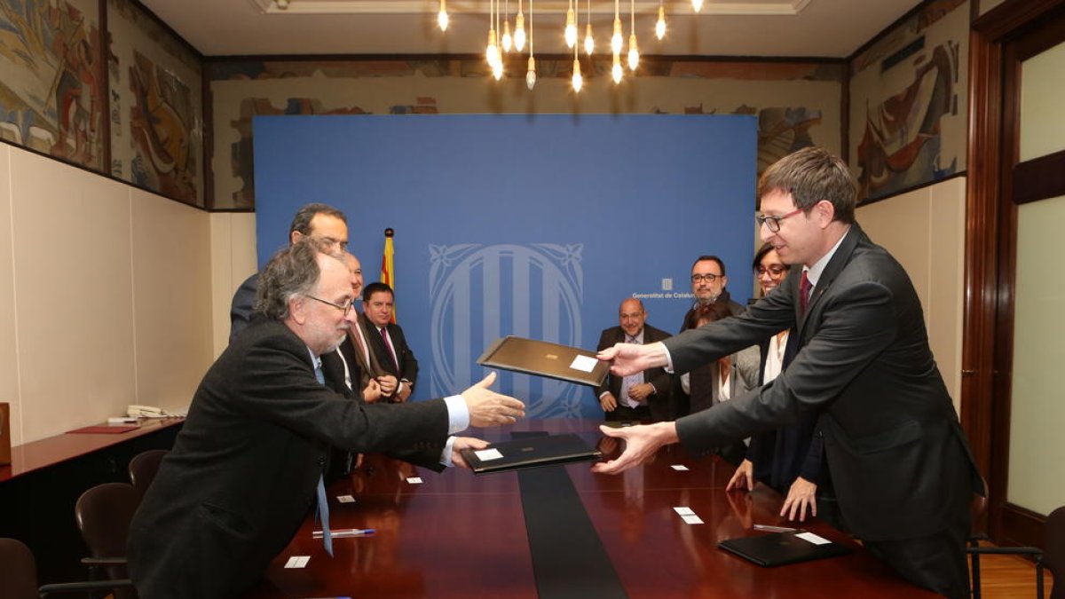 El conseller de Justícia, Carles Mundó, ahir en la firma del conveni sobre el torn d’ofici.