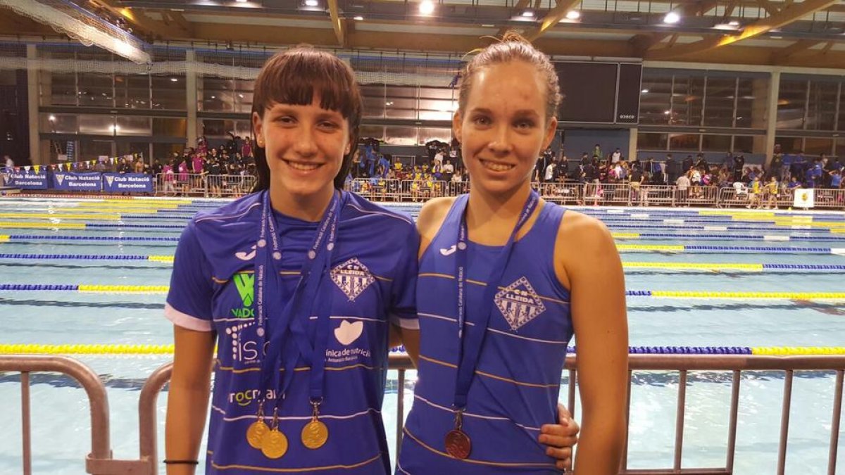 Paula Juste y Cristina García, las dos medallistas de ayer del CN Lleida, y el equipo 4x100 estilos masculino júnior del CN Cervera.