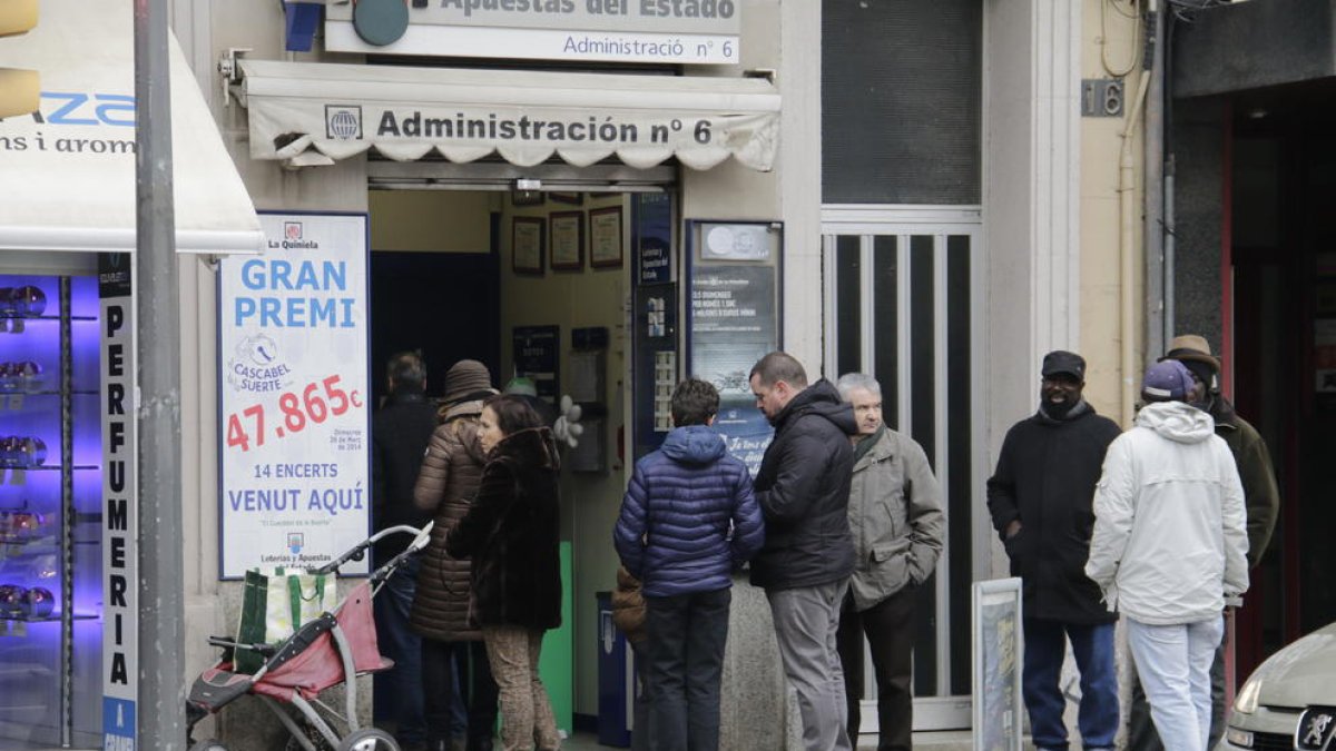 Colas ayer por la mañana frente a la administración número 6 de Lleida, situada en la calle Balmes.