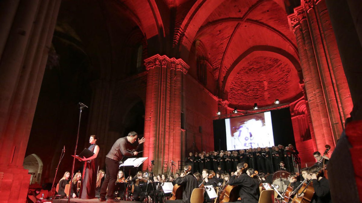La nau central de la Seu Vella va acollir ahir el concert de Nadal del 20è aniversari de L’Intèrpret, acompanyats per la soprano Iolanda Dolcet.