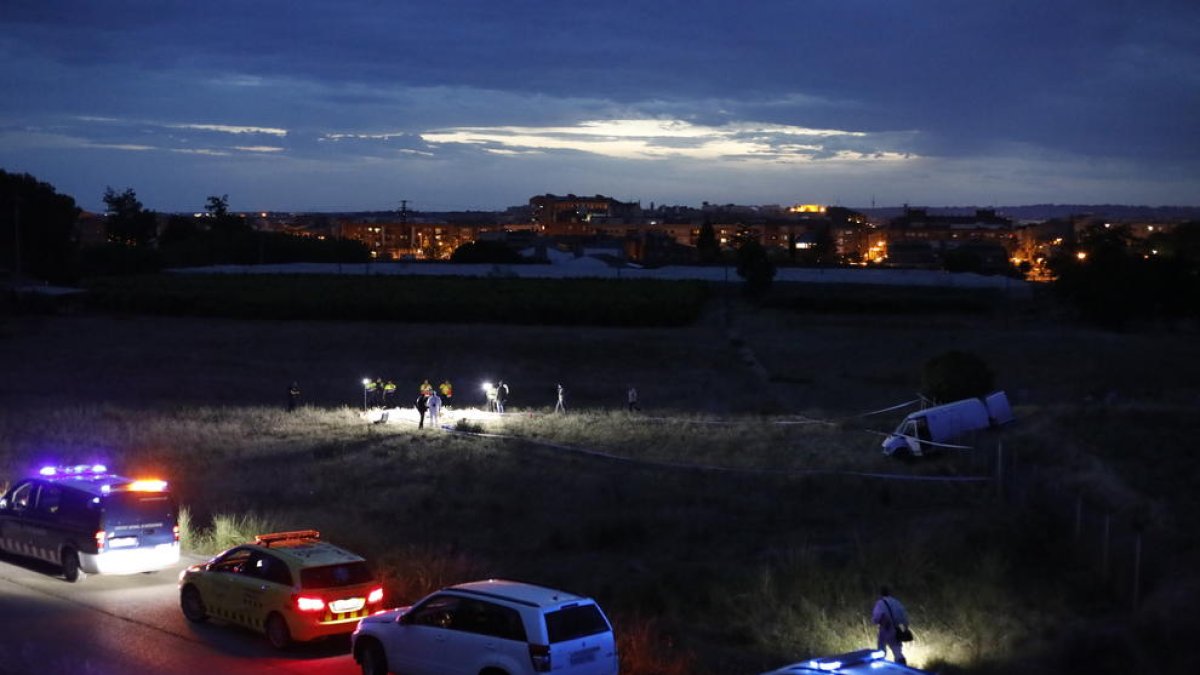 La furgoneta dels fugitius, a la dreta; la víctima, al centre, i la Bordeta al fons.