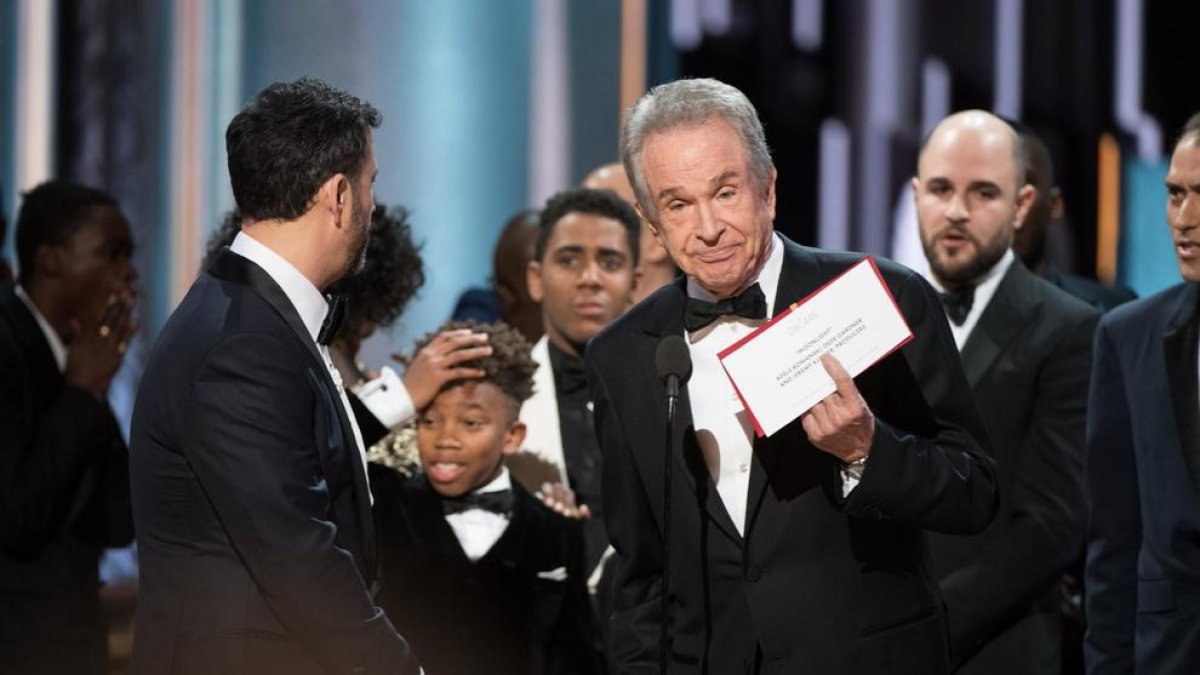 Warren Beatty con cara de circunstancias tras el fallo a la hora de anunciar la mejor película.