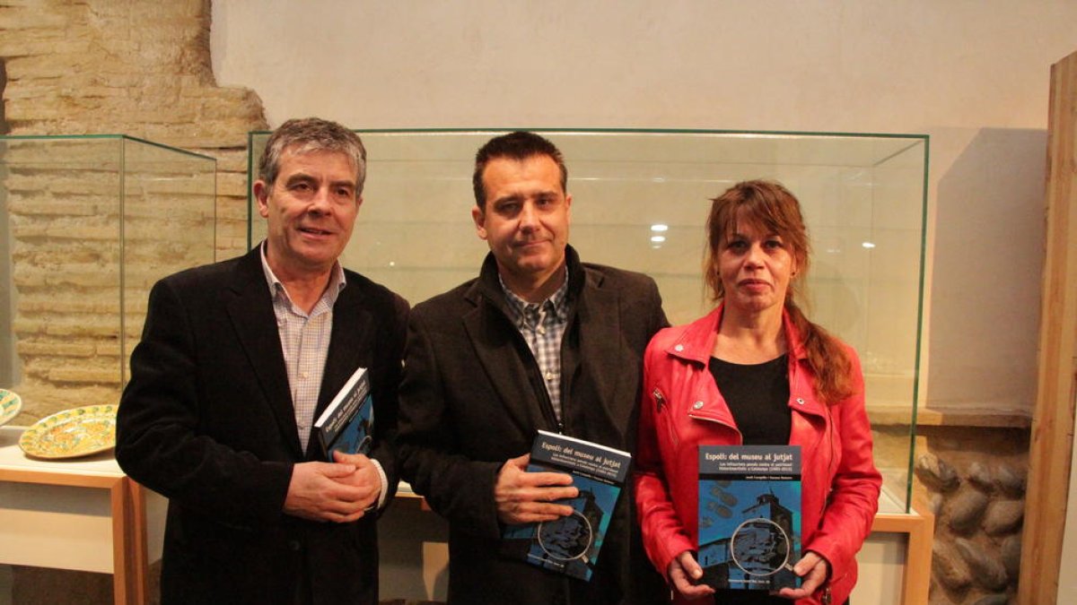 El director del Museu de Lleida amb Jordi Campillo i Susana Romero.