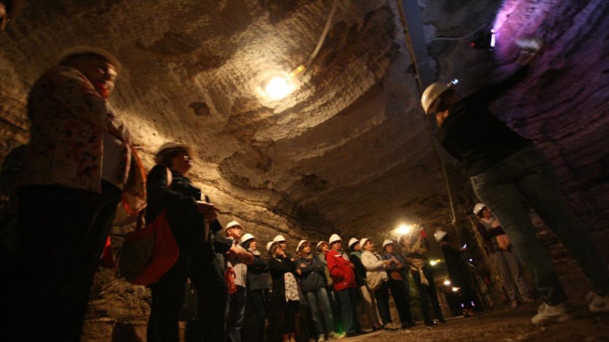 Una visita guiada al Museo de la Mina, una galería de un kilómetro a los pies del castillo de Mequinensa.