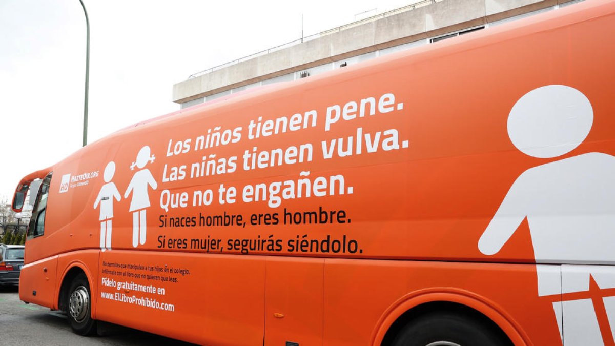 El autobús de la polémica, ayer en Madrid, fletado por la asociación ultracatólica Hazte Oír.