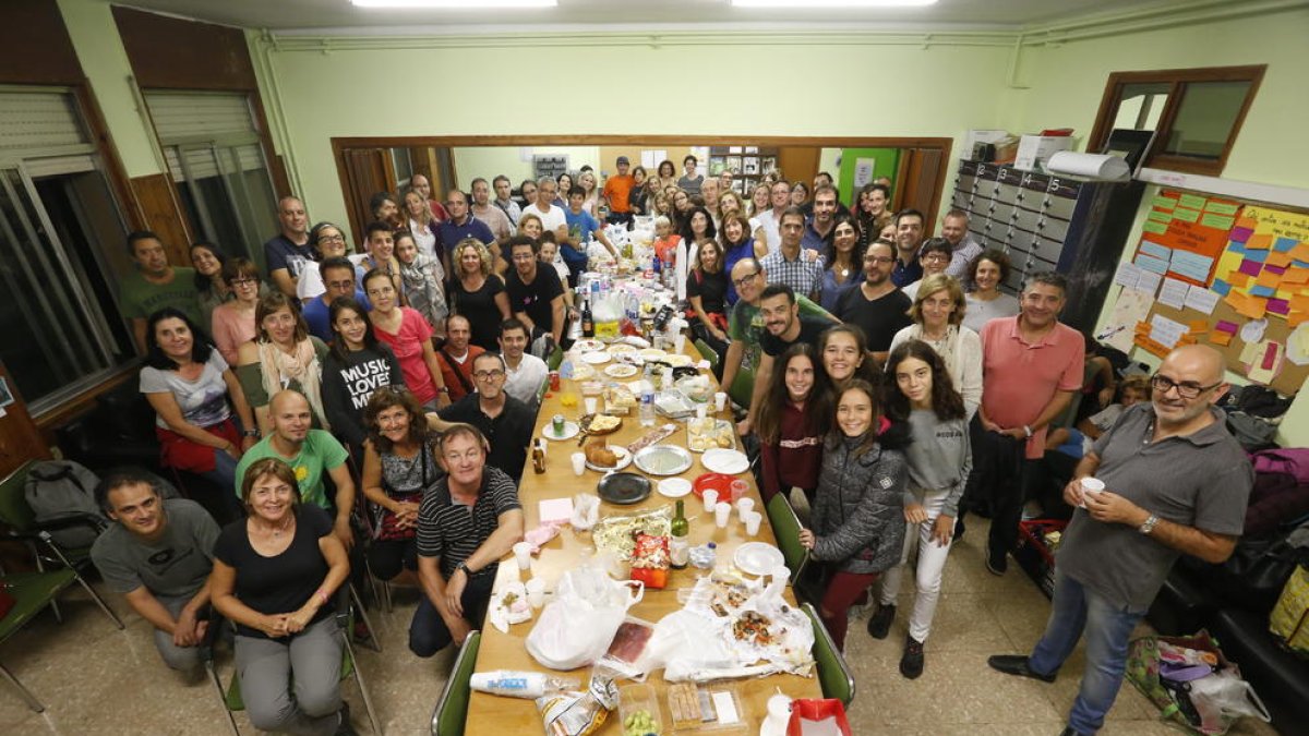 En el instituto Joan Oró, como en otros colegios electorales, celebraron una cena de hermandad.