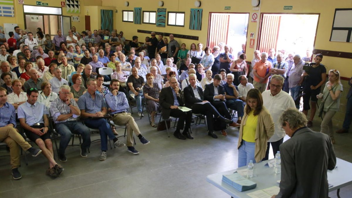 La consellera Serret va fer entrega dels títols de concentració a prop de quatre-cents propietaris d’Alfés.