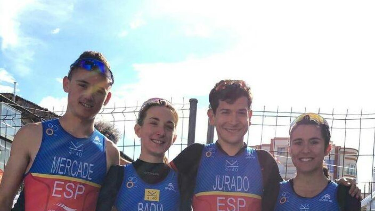 Anna Vallverdú, a la derecha, con sus compañeros de equipo.