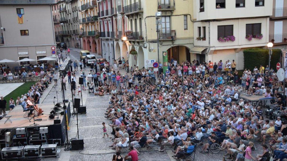 La plaza dels Oms de La Seu d’Urgell se llenó ayer de público para escuchar el Gran Concierto Catalunya.