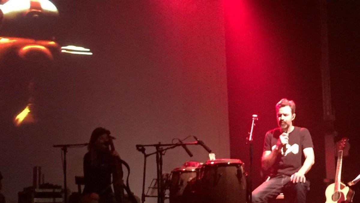 Pau Donés, la setmana passada a Era Audiovisuau de Vielha assajant al capdavant de Jarabe de Palo.