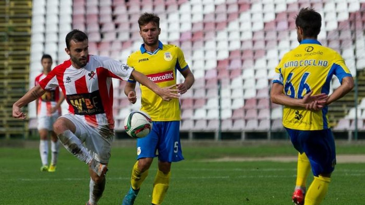 Caio controla una pilota en un partit amb el Leixos Sport Club de Portugal, el seu últim equip.