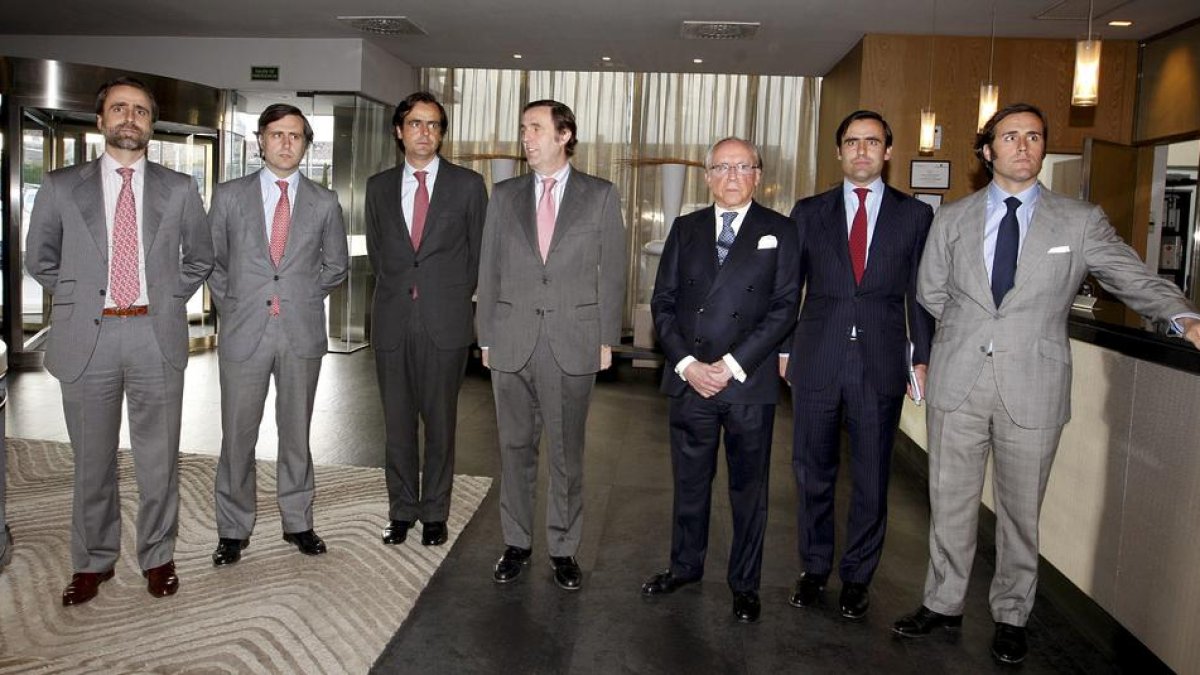 José María Ruiz Mateos (tercer per la dreta), acompanyat de sis dels seus fills el 2011.