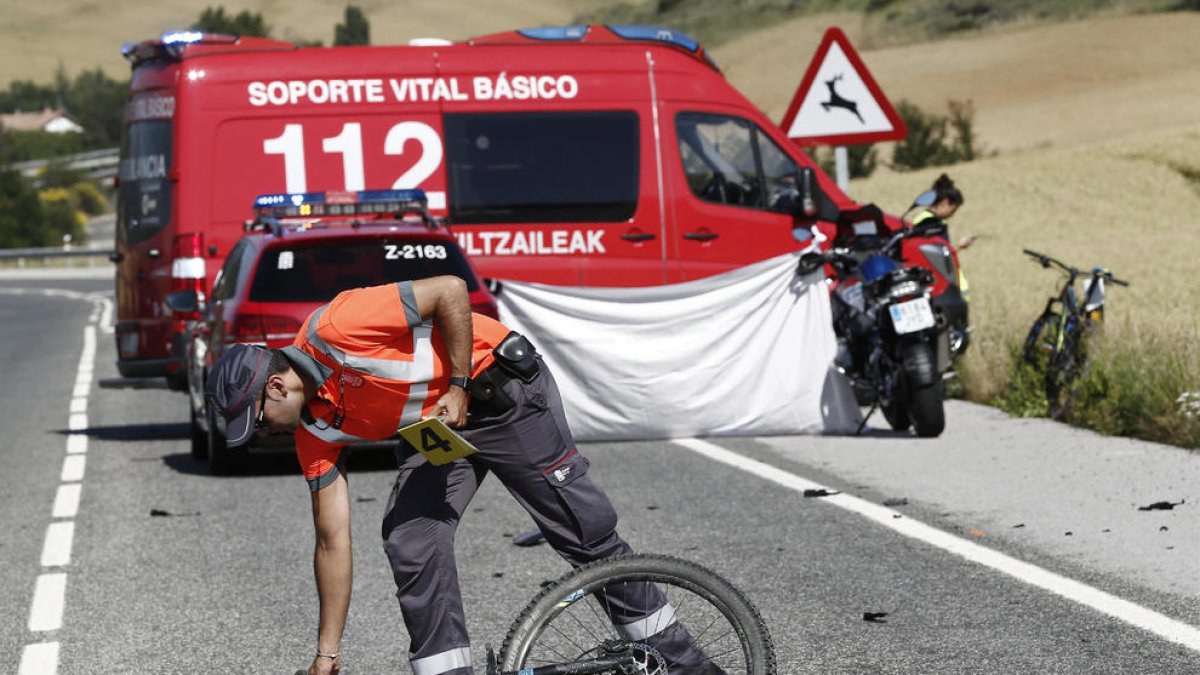 Imatge de l’accident en el qual un ciclista va morir atropellat al municipi navarrès d’Erice de Iza.