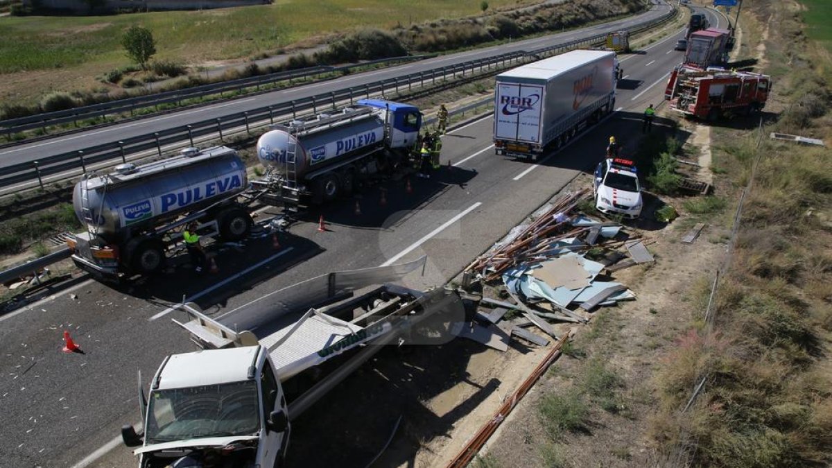 Un muerto en un accidente entre una furgoneta y dos camiones al A-2 en Alcoletge