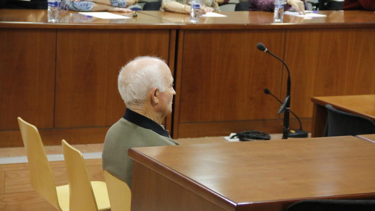 L’acusat, Francisco Martín, en la primera sessió del judici a l’Audiència Provincial.