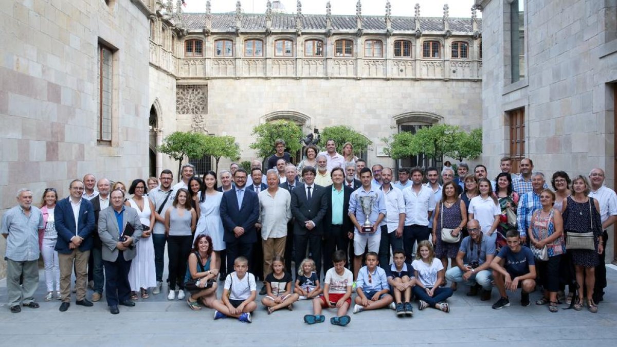 El president Carles Puigdemont, ahir amb l’àmplia representació del DKV Borges.