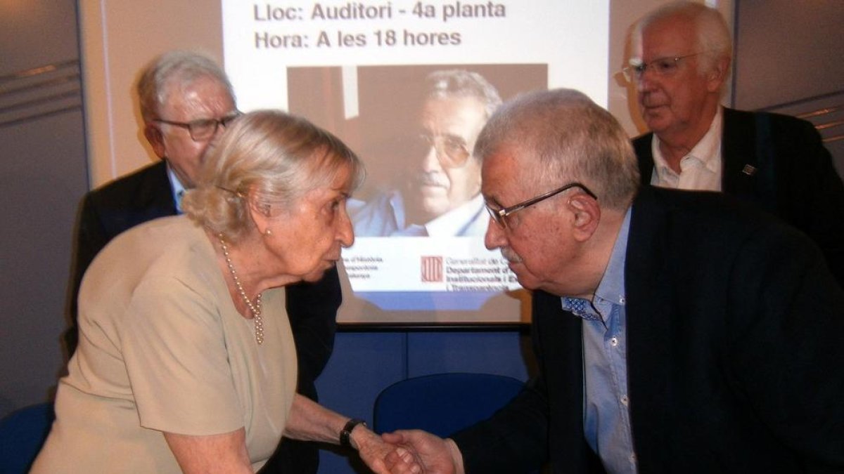 Florència Ventura, viuda de Josep Benet, amb Josep Fontana.