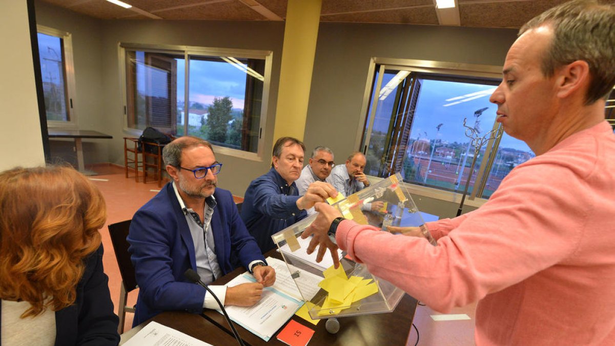 La junta directiva, en el moment de les votacions durant l’assemblea.