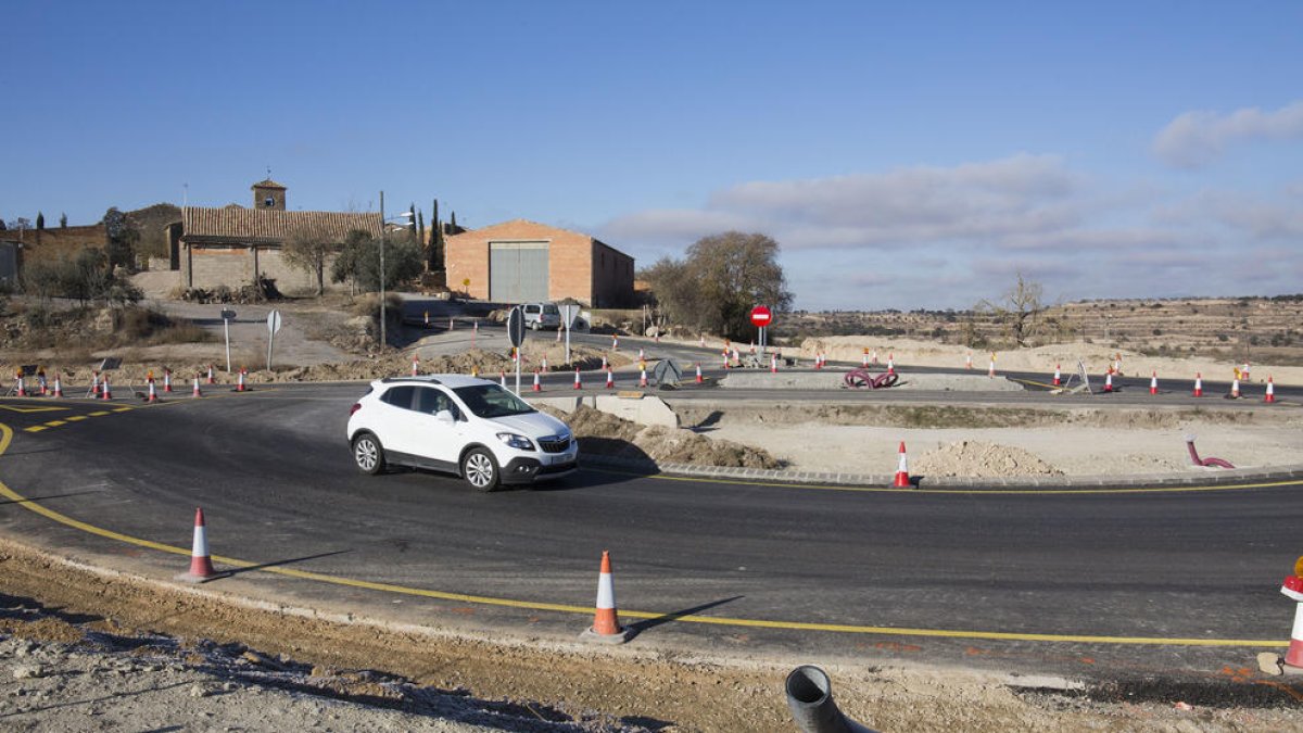 La nueva rotonda de acceso a Gra en la vía de Tàrrega a Guissona.