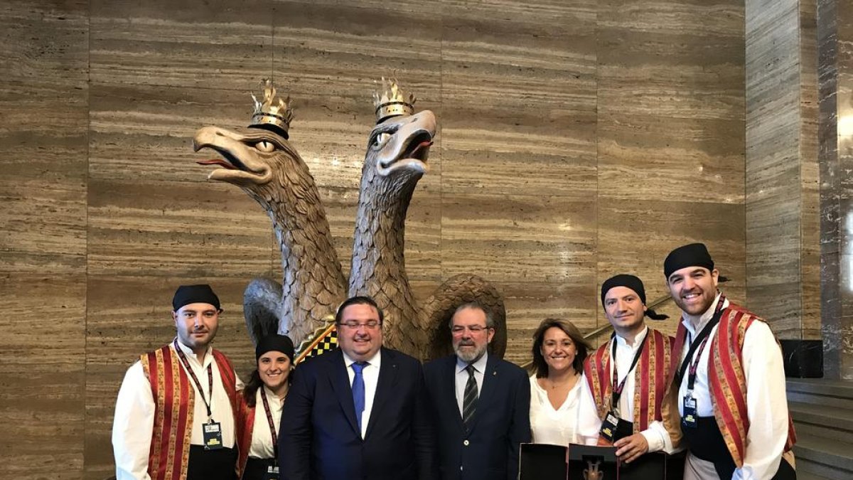 Reñé y Pujol, en Ostrava con el delegado del Govern y L’Àliga de Tàrrega de la Associació Guixanet.