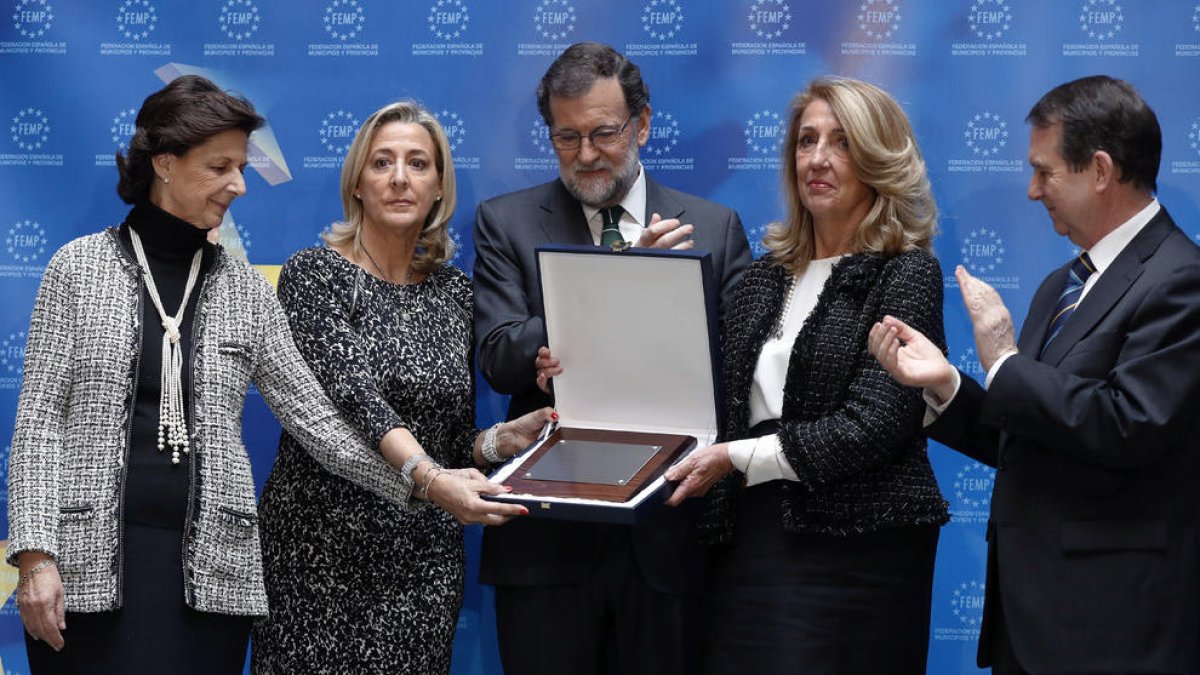 Rajoy i les germanes de Rita Barberá, amb el títol pòstum.