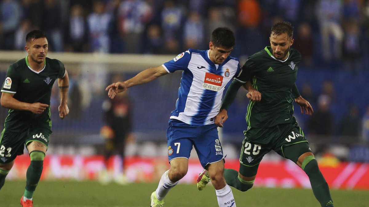 Gerard Moreno lluita una pilota amb un defensa bètic.