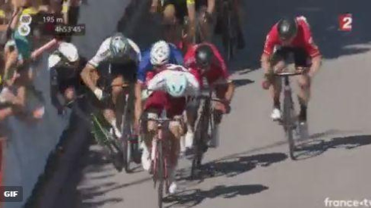 VÍDEO. Sagan treu el colze i fa caure Cavendish a l''esprint'