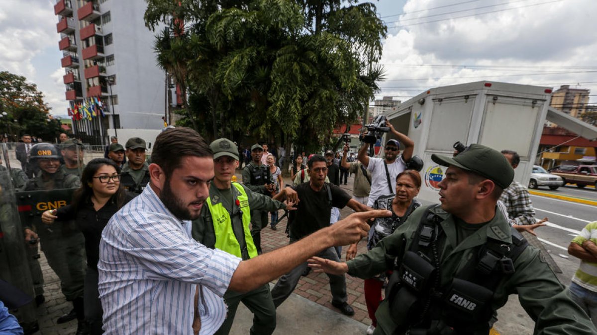 L’opositor veneçolà Juan Requesens, protestant davant la seu del Tribunal Suprem de Justícia.