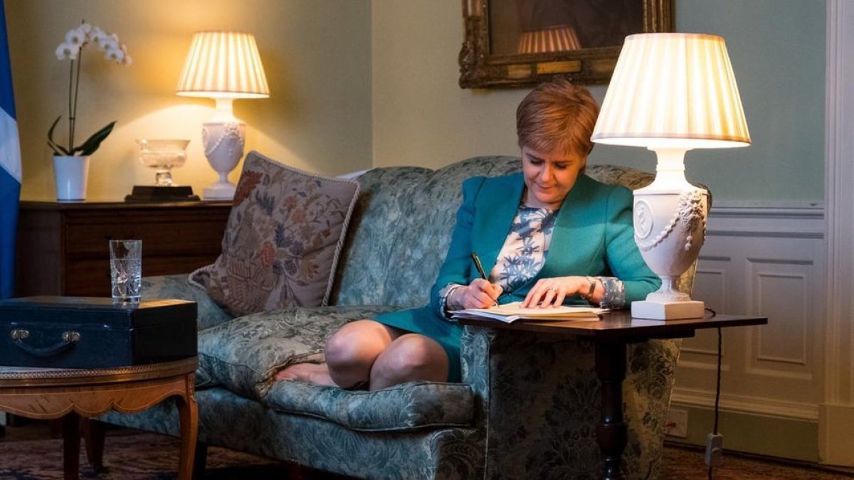 La ministra principal d’Escòcia, Nicola Sturgeon, treballa en la redacció de la carta a Theresa May.