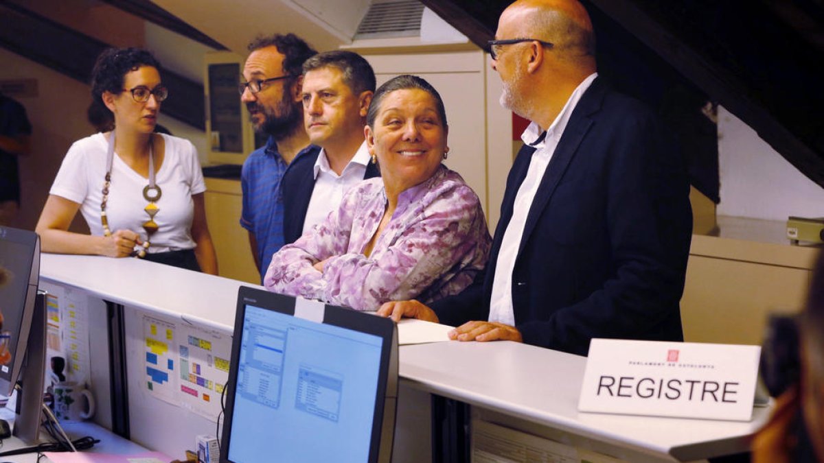 Los miembros de JxSí y la CUP ayer registrando la ley que da cobertura al referéndum del 1-O
