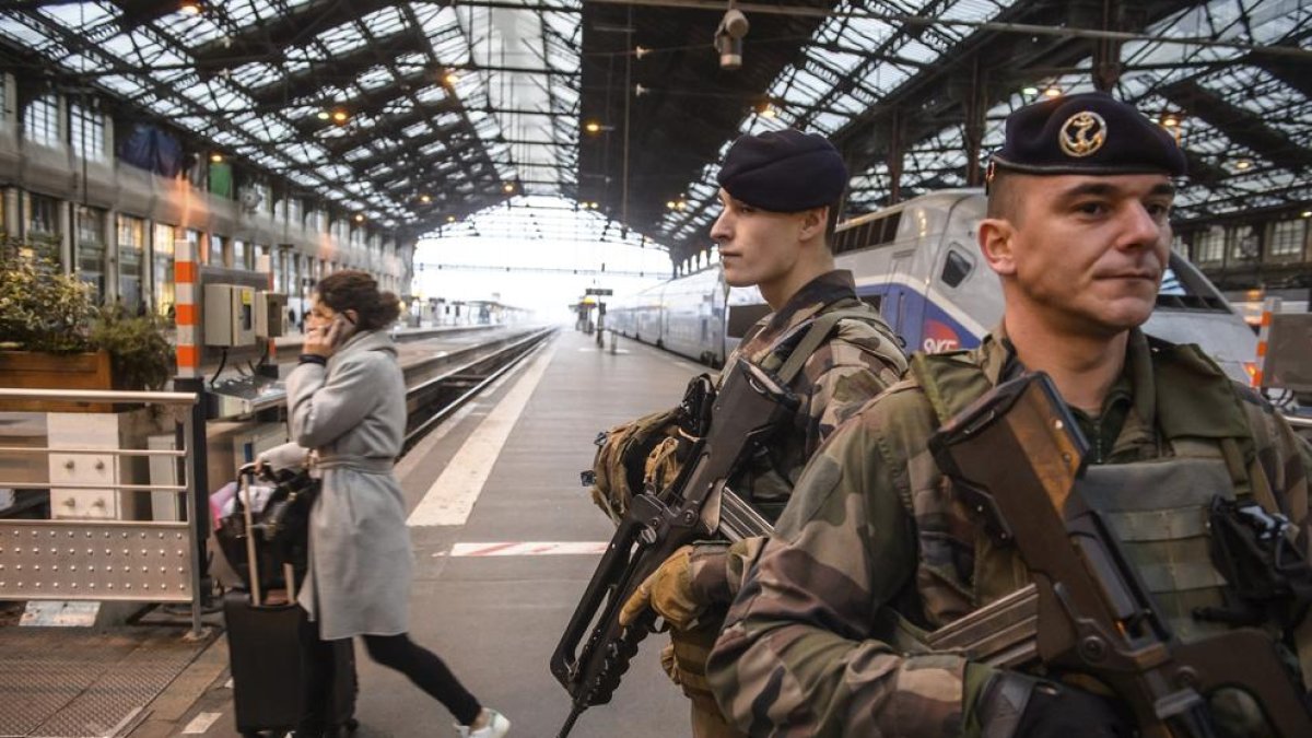 Soldats francesos patrullen a l’estació ferroviària Gare de Lyon, a París.
