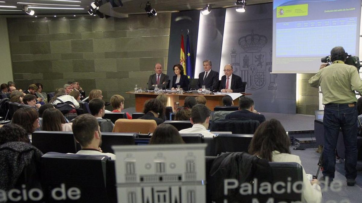 Els ministres De Guindos, Méndez de Vigo i Montoro, ahir amb la vicepresidenta Santamaría.