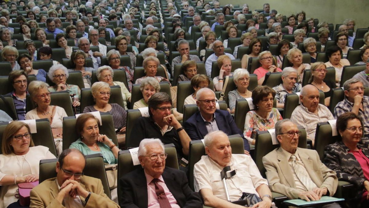 Los asistentes a la conferencia de clausura, impartida por Antoni Bassas, llenaron todas las butacas del salón de actos del Rectorat.
