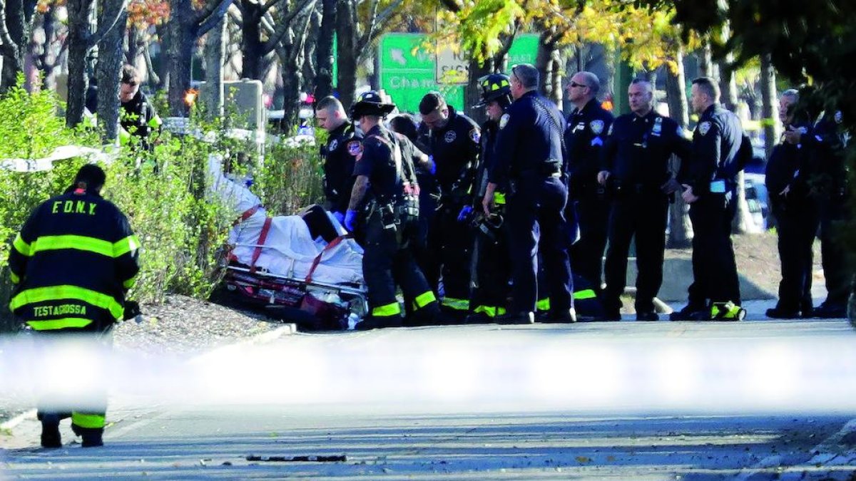 Policies de Nova York amb una de les víctimes de l’atemptat.