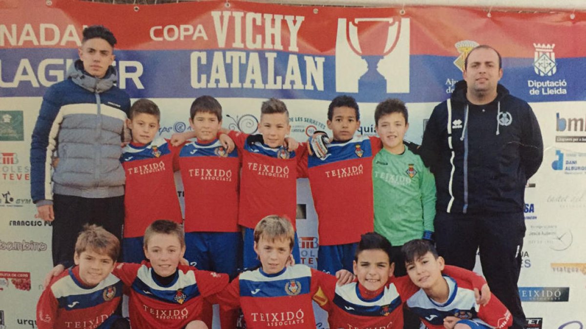 Els jugadors i tècnics de l’equip benjamí A del CF Balaguer.