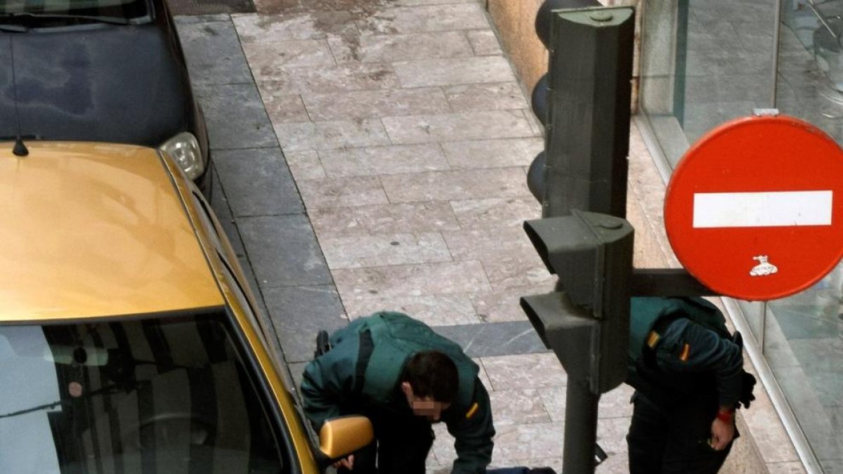 Els agents de la Guàrdia Civil detenen el segon assaltant poc després de produir-se el tiroteig.