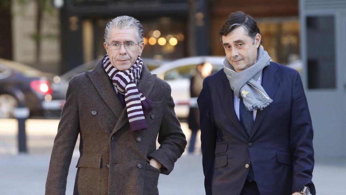 Francisco Granados i el seu advocat, a l’arribar ahir a l’Audiència Nacional.
