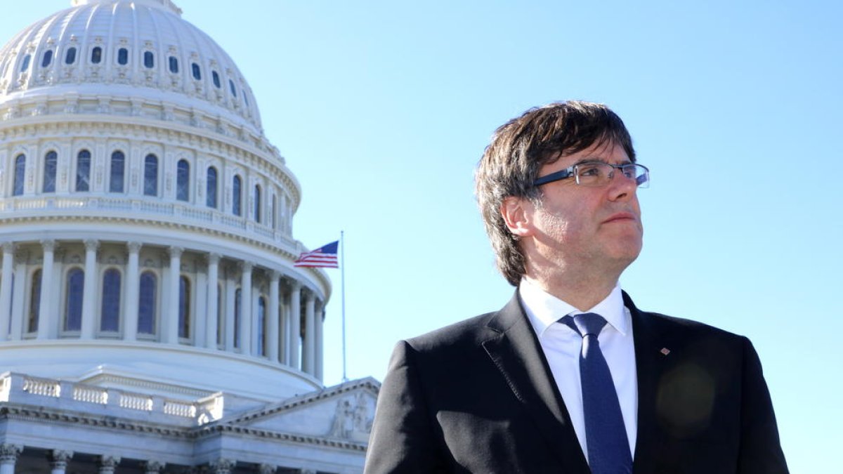 El president de la Generalitat, Carles Puigdemont, davant del Capitoli dels EUA.