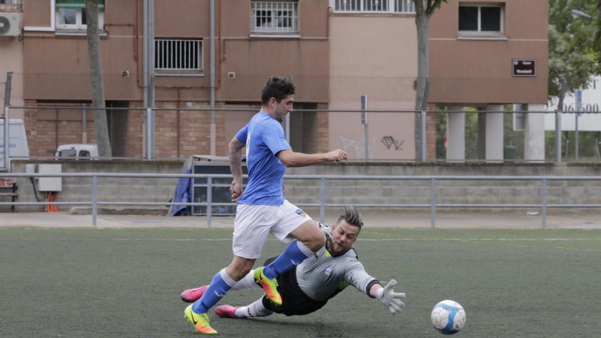 Un jugador del Lleida Esportiu B dribla al portero en una acción del partido de ayer.