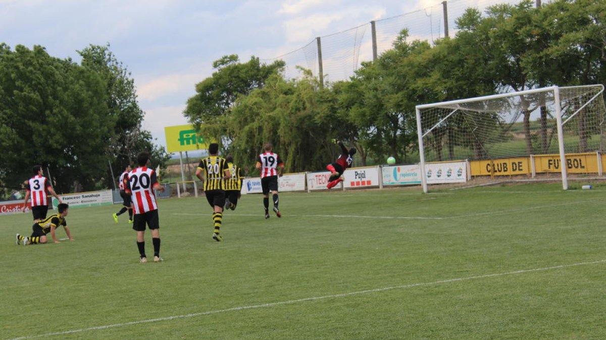 El local Dalghi dispara davant la inútil estirada del porter Guix i posa l’1-0 en el marcador a Anglesola.
