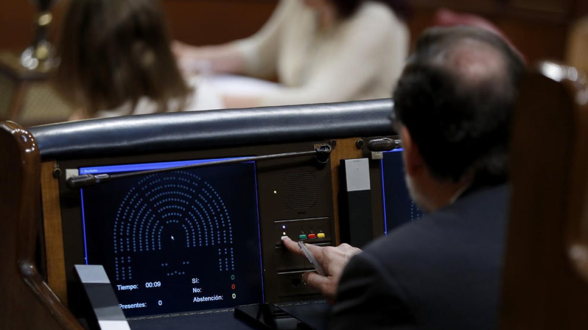 El presidente del Gobierno votando ayer una de las enmiendas a los Presupuestos.