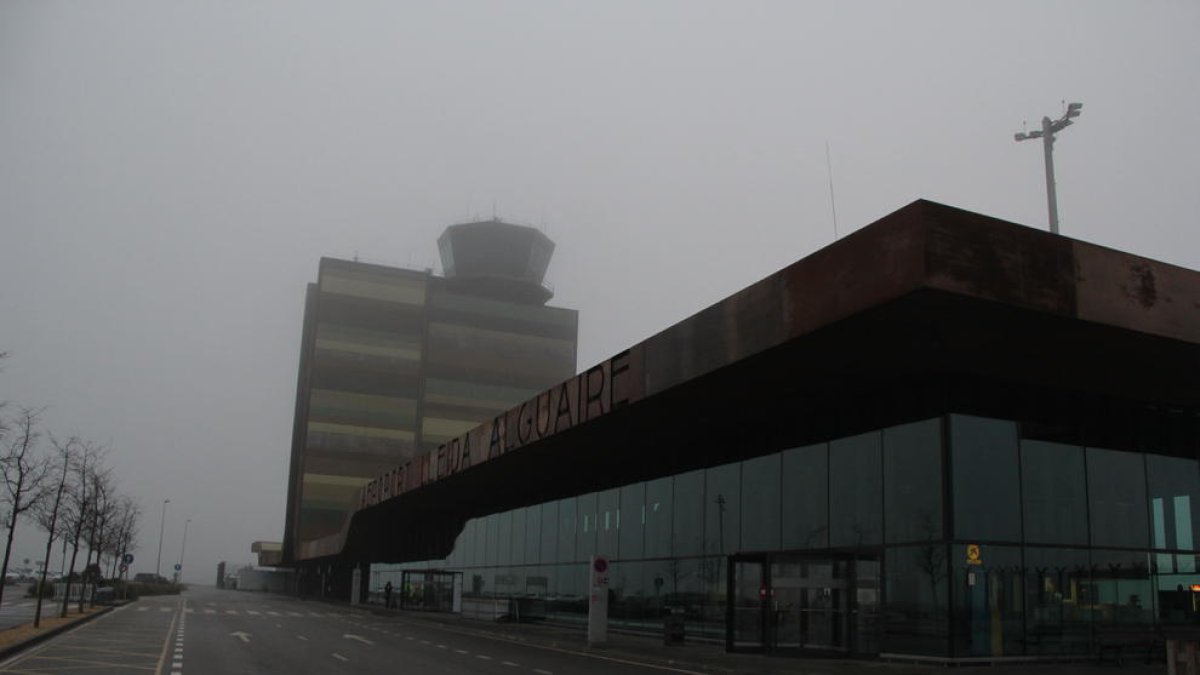 La terminal de Alguaire, vacía ayer tras el desvío de los vuelos de Neilson a Reus por la niebla.