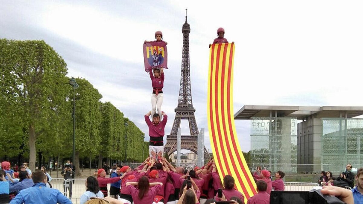 Los Castellers de Lleida actúan frente a la torre Eiffel en París