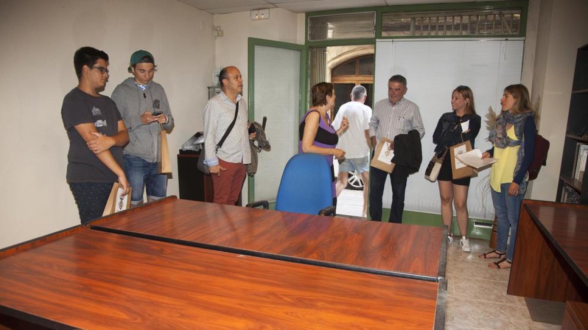 Un momento de la visita de los locales del centro de Cervera.