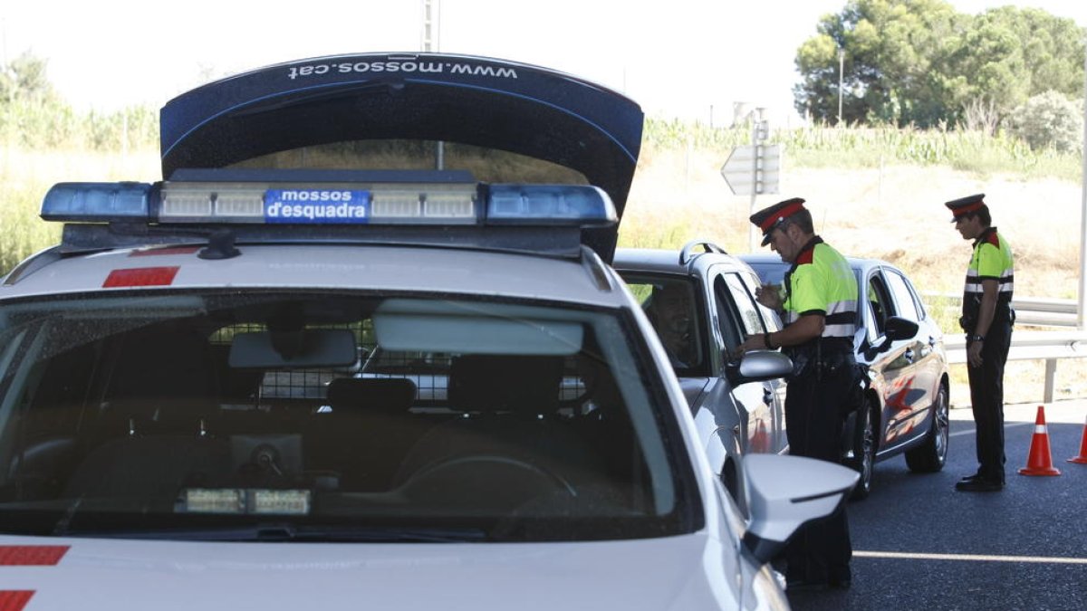 Imagen de archivo de un control preventivo de los Mossos d’Esquadra en la ciudad de Lleida.