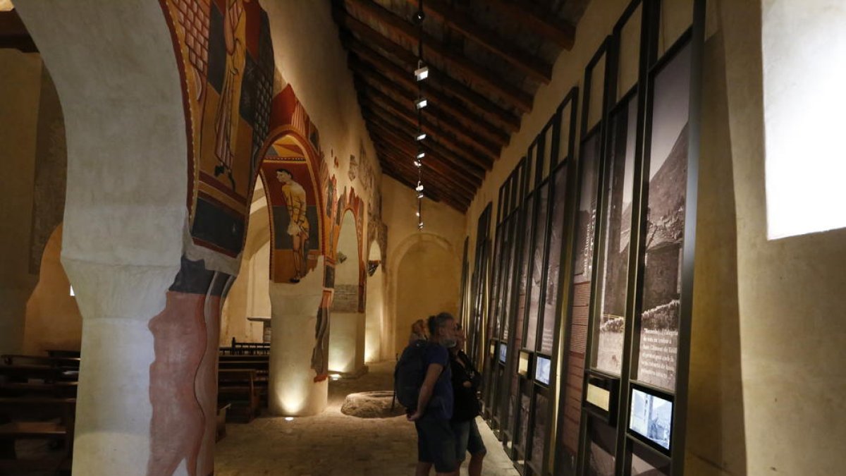 L’església de Sant Joan de Boí va estrenar ahir una exposició sobre l’expedició de Puig i Cadafalch el 1907, amb fotografies i audiovisuals.