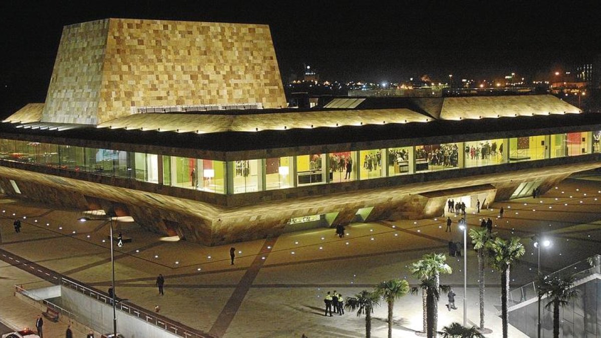 El edificio del palacio de congresos y teatro de la Llotja se inauguró en enero de 2010.